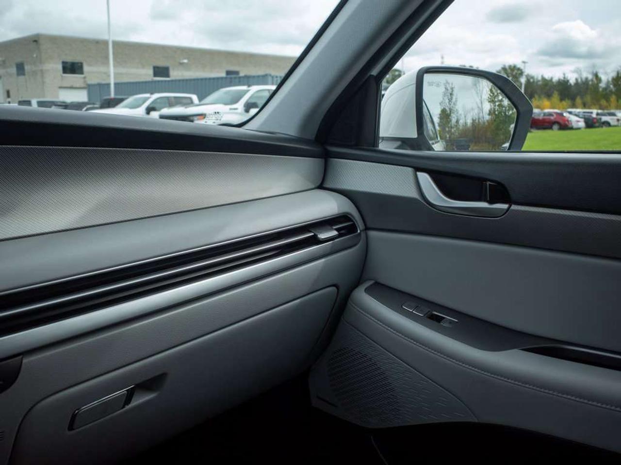 2023 Hyundai PALISADE Urban - Premium Sound System   Cooled Front Seats Photo