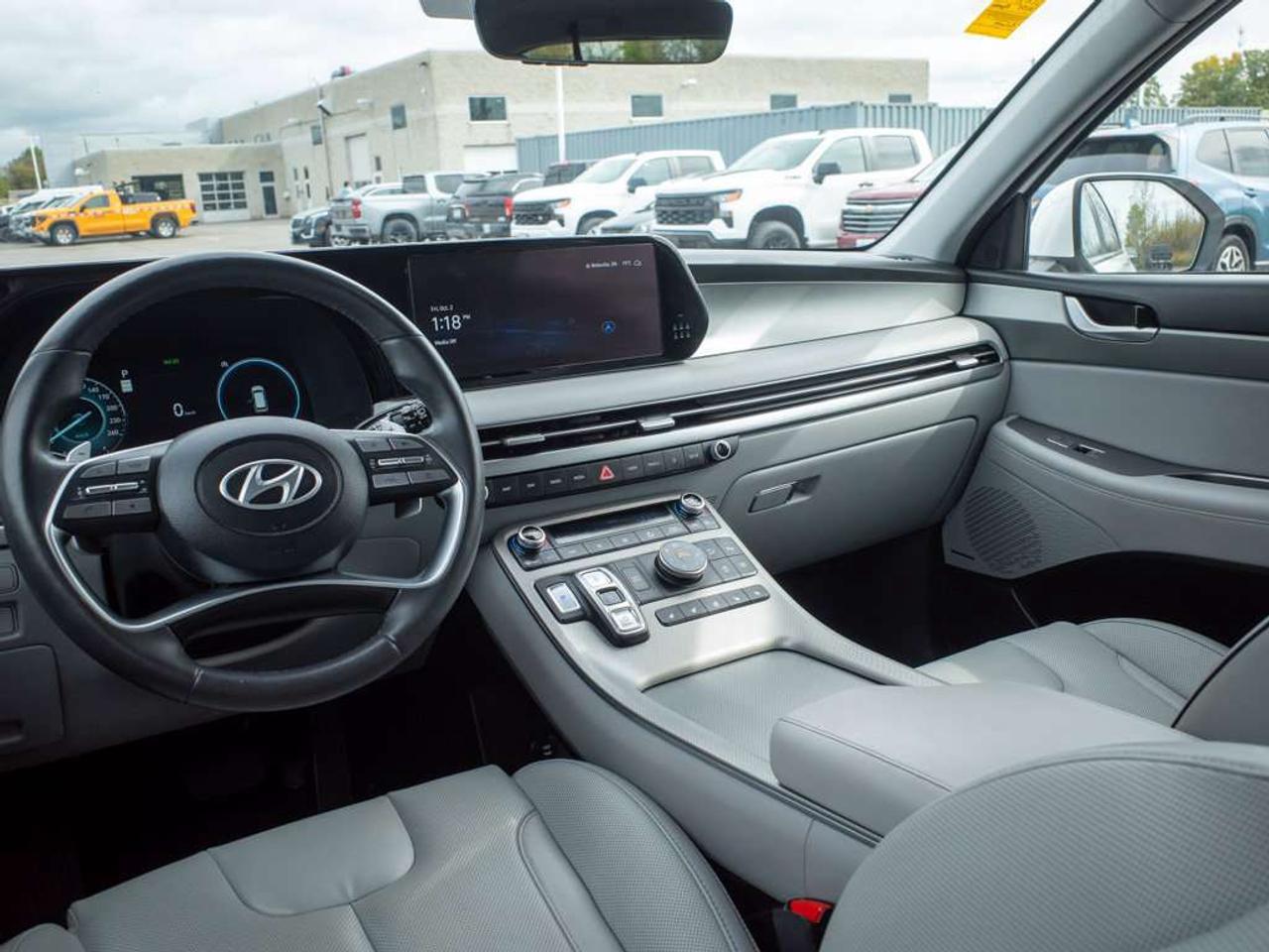 2023 Hyundai PALISADE Urban - Premium Sound System   Cooled Front Seats Photo