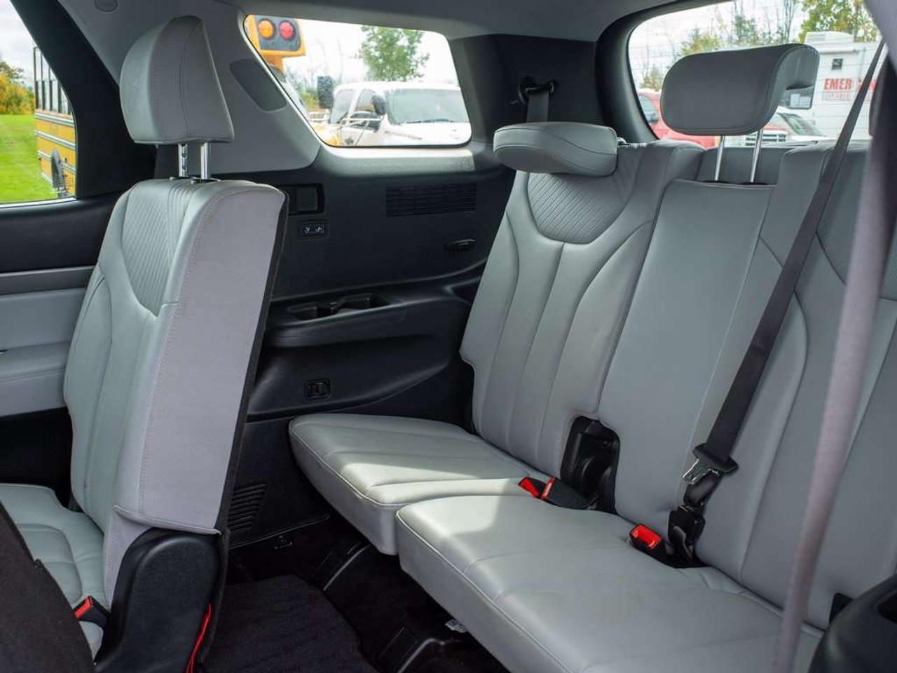 2023 Hyundai PALISADE Urban - Premium Sound System   Cooled Front Seats Photo