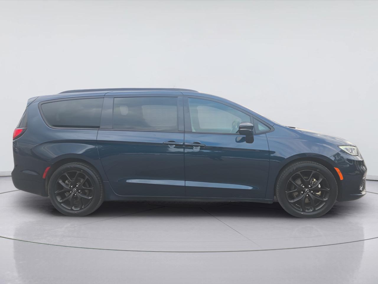 2025 Chrysler Pacifica Stow 'N Go, Navigation, Leather, Hot & Cool Seats Photo