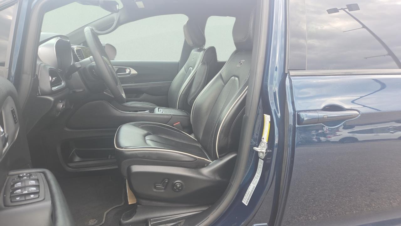 2025 Chrysler Pacifica Stow 'N Go, Navigation, Leather, Hot & Cool Seats Photo