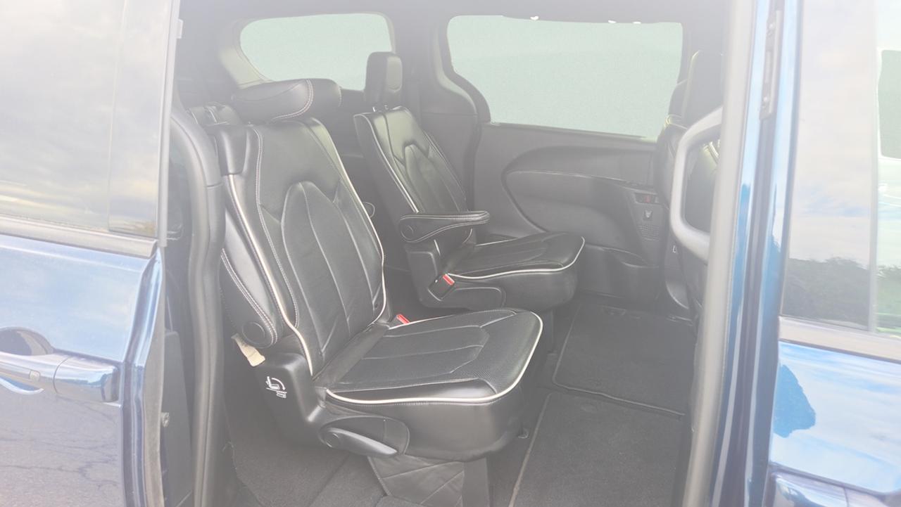 2025 Chrysler Pacifica Stow 'N Go, Navigation, Leather, Hot & Cool Seats Photo