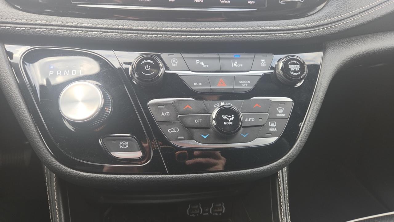 2025 Chrysler Pacifica Stow 'N Go, Navigation, Leather, Hot & Cool Seats Photo