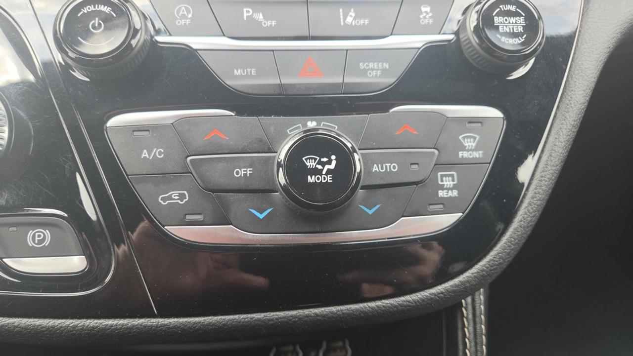 2025 Chrysler Pacifica Stow 'N Go, Navigation, Leather, Hot & Cool Seats Photo