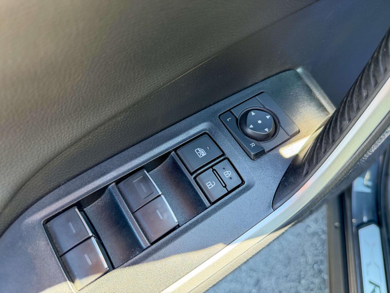 2024 Toyota RAV4 XSE-HYBRID/LOW KM/1 OWNER/BSM/ROOF/ACC/AWD/2.5L Photo