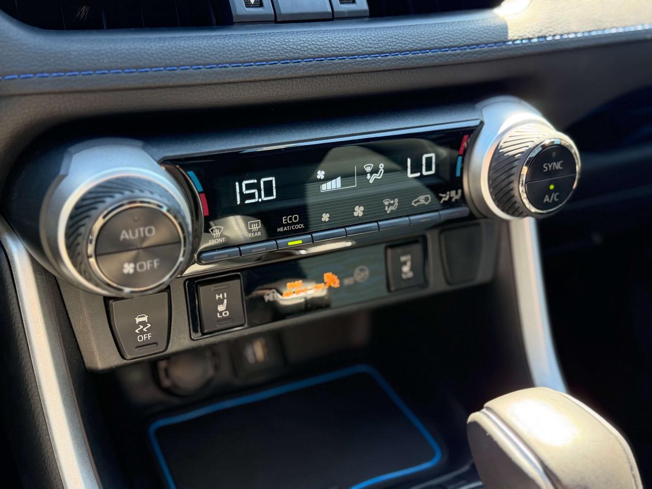 2024 Toyota RAV4 XSE-HYBRID/LOW KM/1 OWNER/BSM/ROOF/ACC/AWD/2.5L Photo