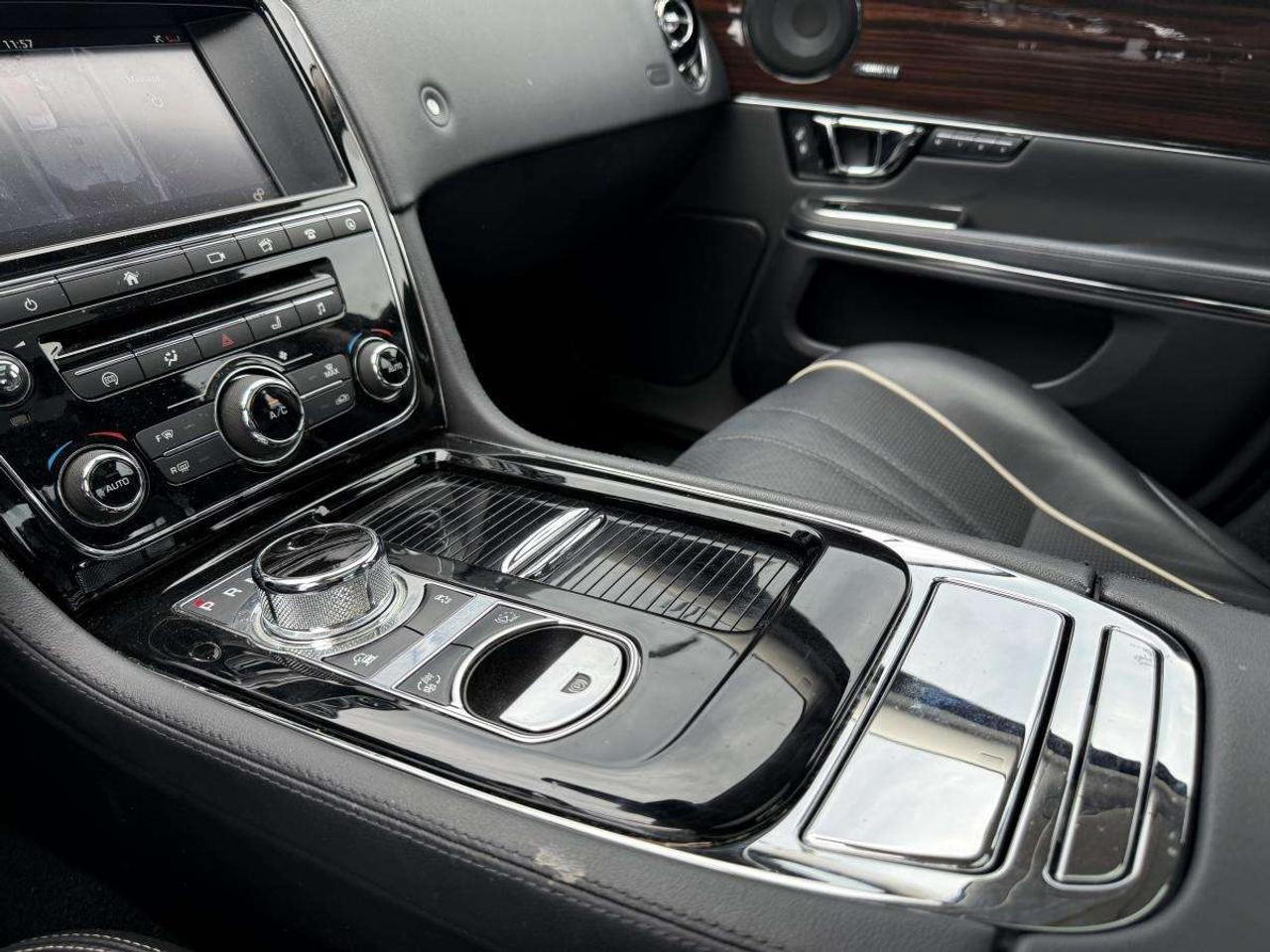 2016 Jaguar XJ R-SPORT   MASSAGING SEATS   SUNROOF Photo