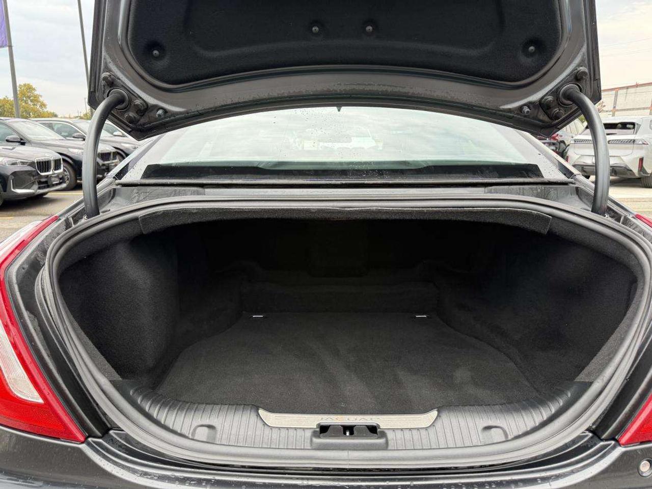 2016 Jaguar XJ R-SPORT   MASSAGING SEATS   SUNROOF Photo
