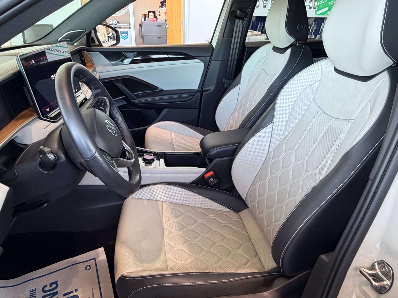 2026 Volkswagen Tiguan TIGUAN HIGHLINE R Photo