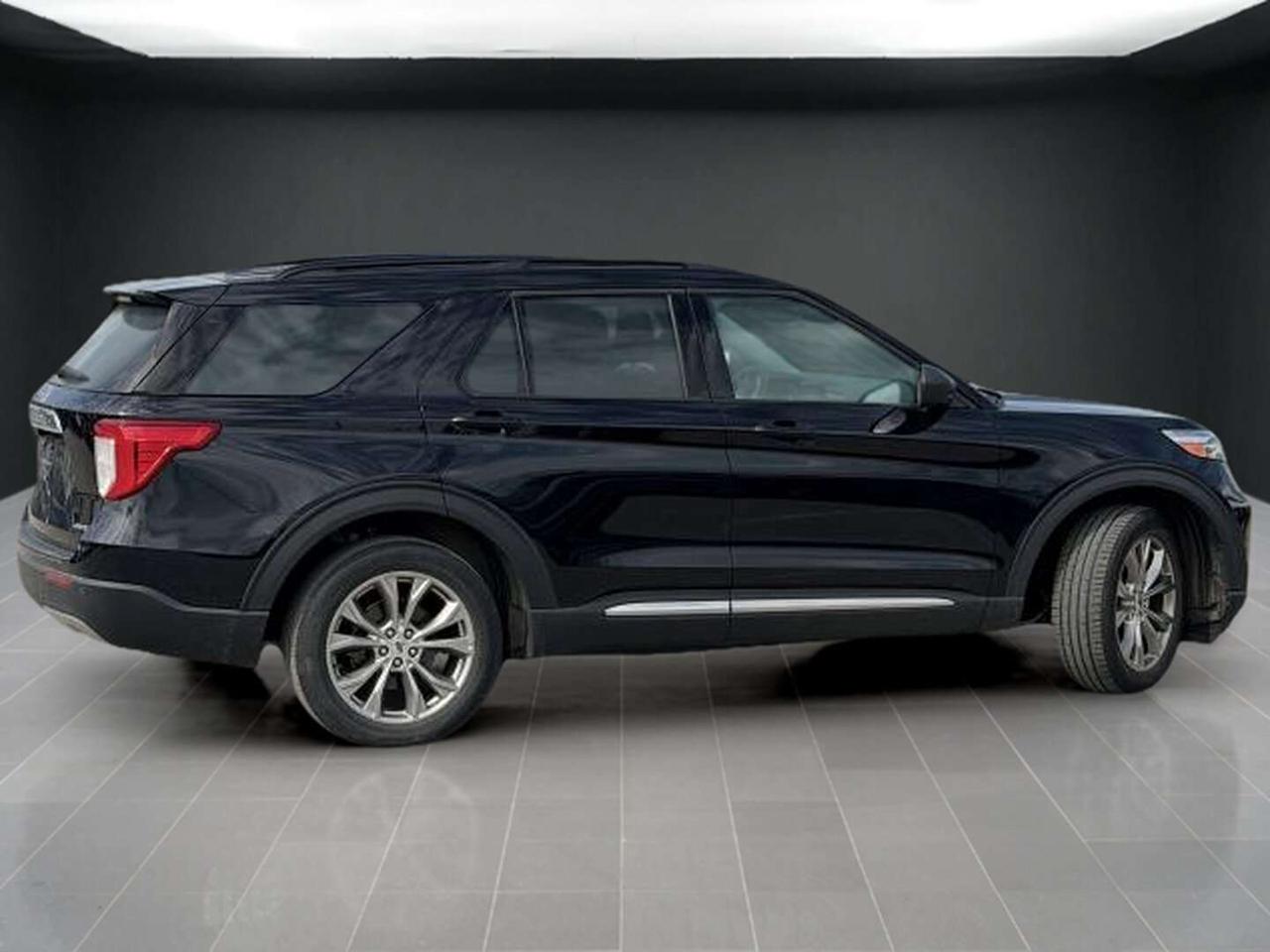 2022 Ford Explorer XLT   LOADED   OFF LEASE   4WD Photo