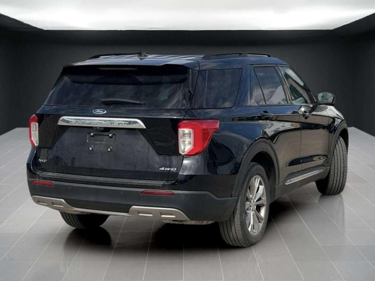 2022 Ford Explorer XLT   LOADED   OFF LEASE   4WD Photo4