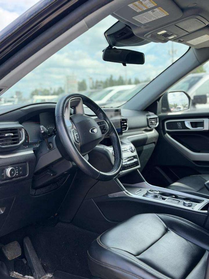 2022 Ford Explorer XLT   LOADED   OFF LEASE   4WD Photo