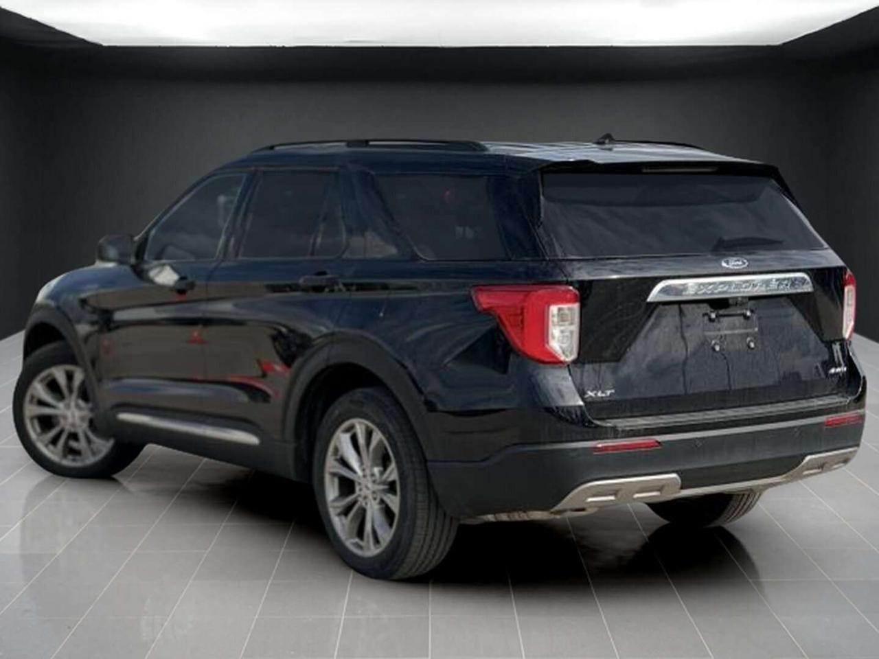 2022 Ford Explorer XLT   LOADED   OFF LEASE   4WD Photo