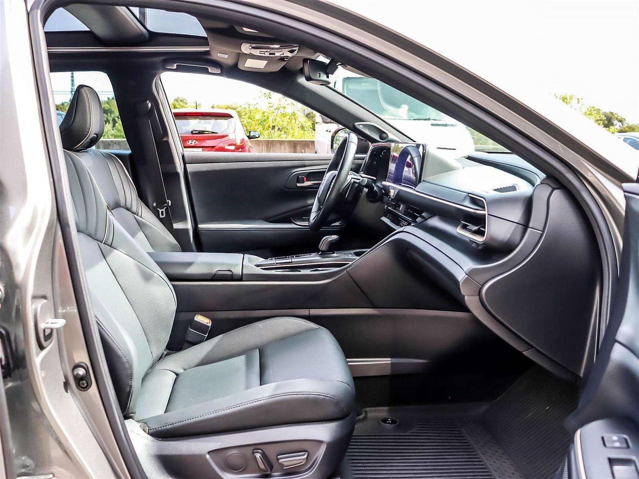 2023 Toyota Crown PLATINUM HYBRID AWD PANORAMIC ROOF NAVI Photo