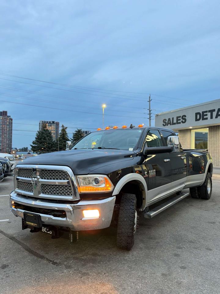 2018 RAM 3500 Laramie 4x4 Crew Cab 8' Box Photo3