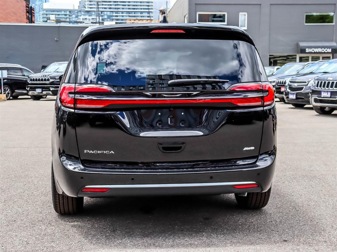 2027 Chrysler Pacifica Select AWD Photo