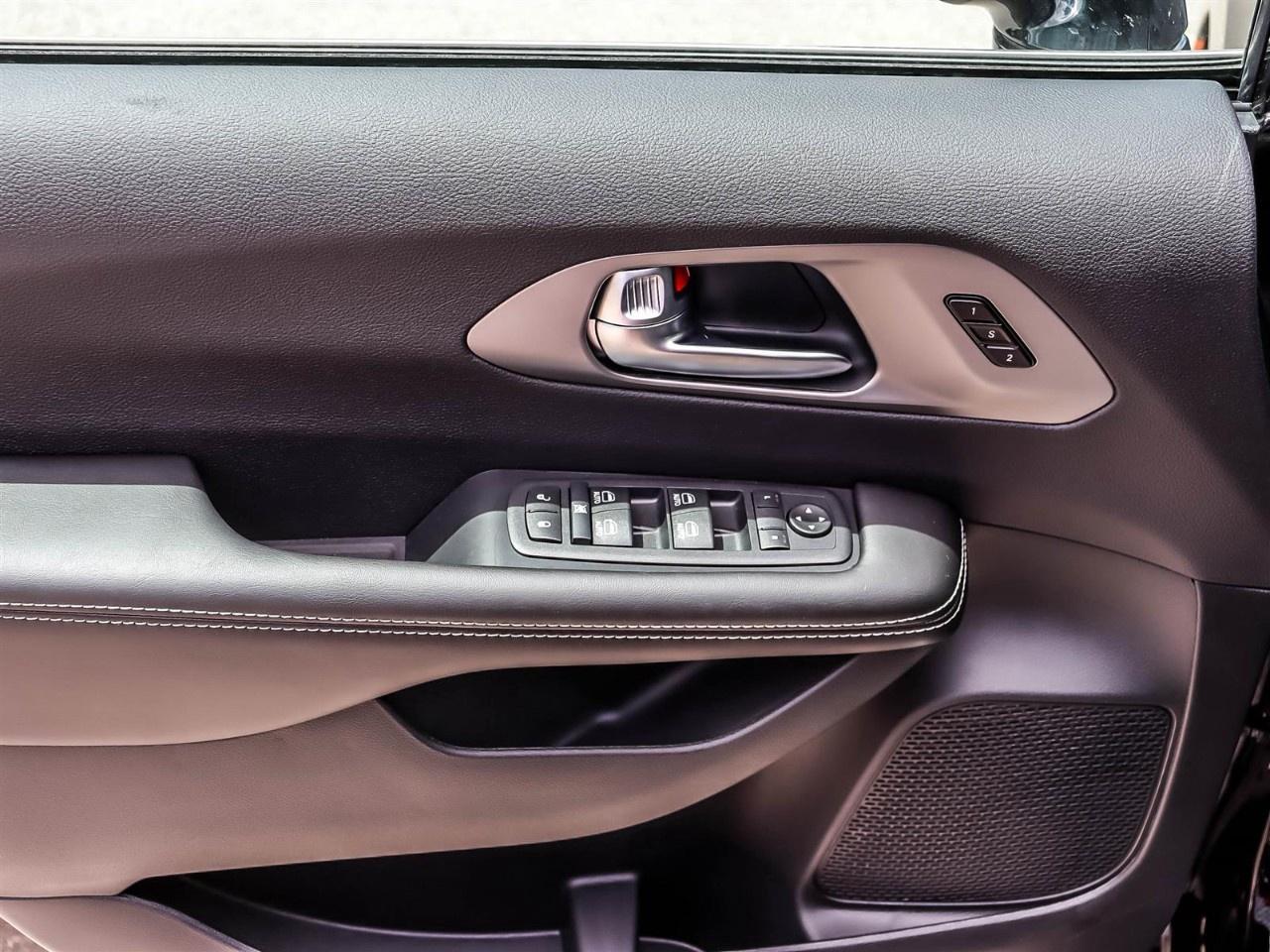 2027 Chrysler Pacifica Select AWD Photo