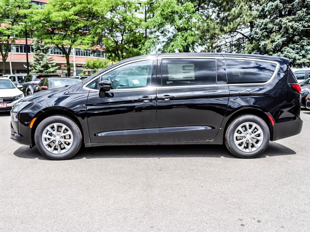 2027 Chrysler Pacifica Select AWD Photo