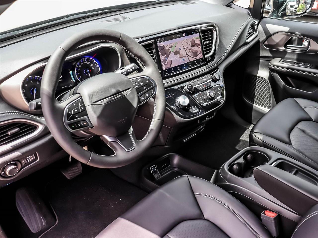 2027 Chrysler Pacifica Select AWD Photo