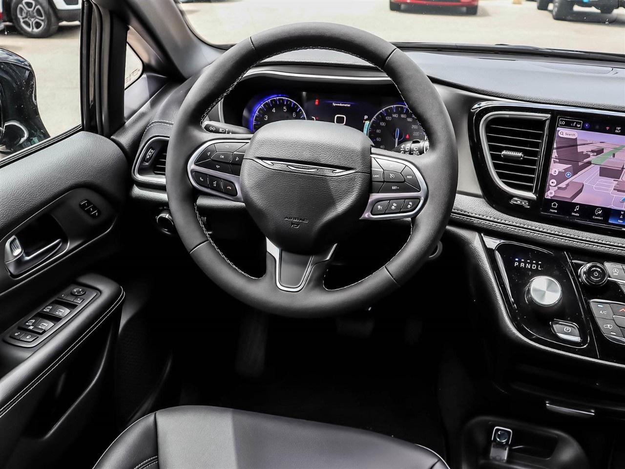 2027 Chrysler Pacifica Select AWD Photo