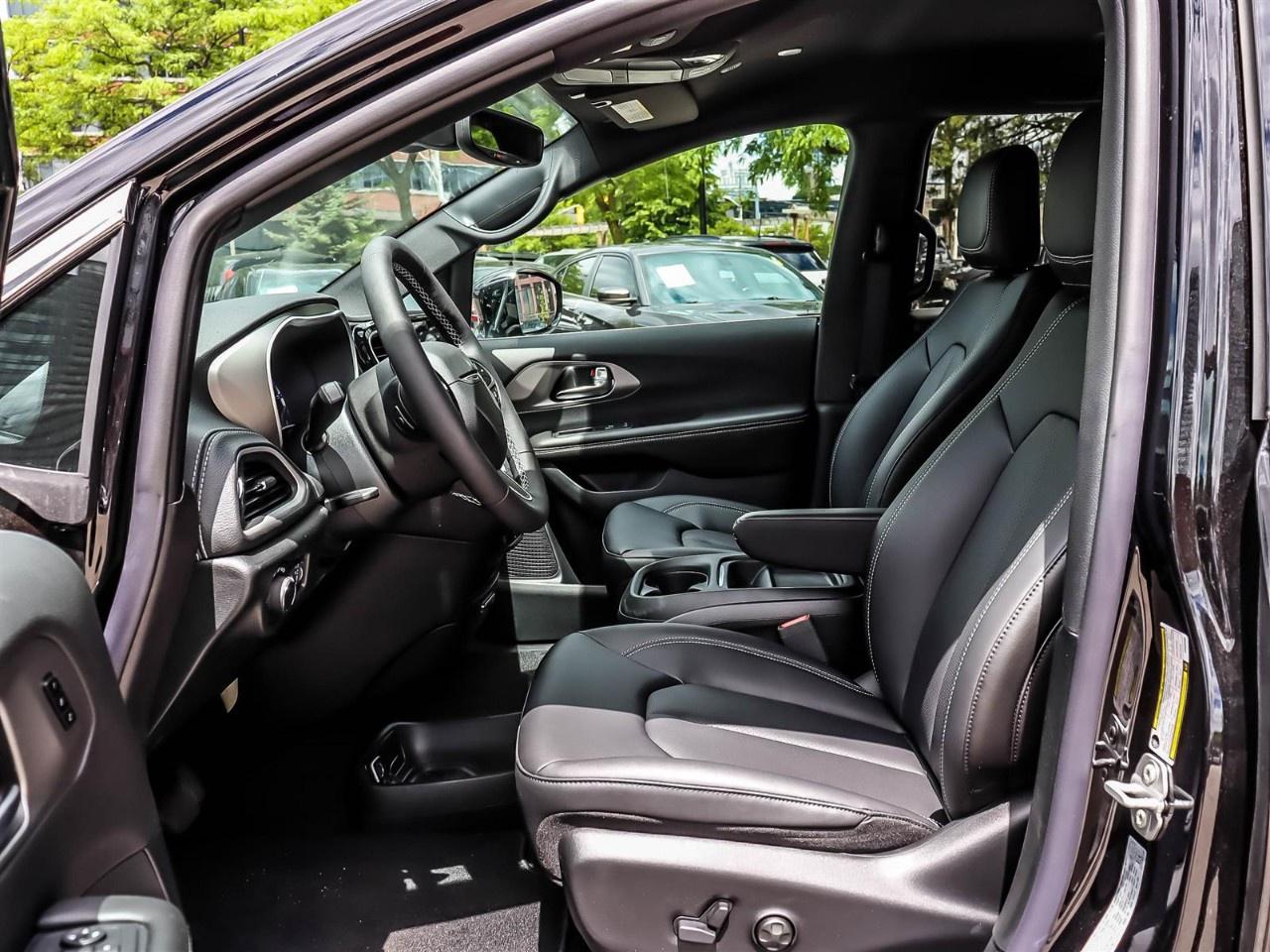 2027 Chrysler Pacifica Select AWD Photo