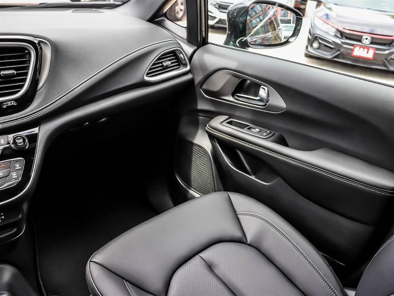 2027 Chrysler Pacifica Select AWD Photo