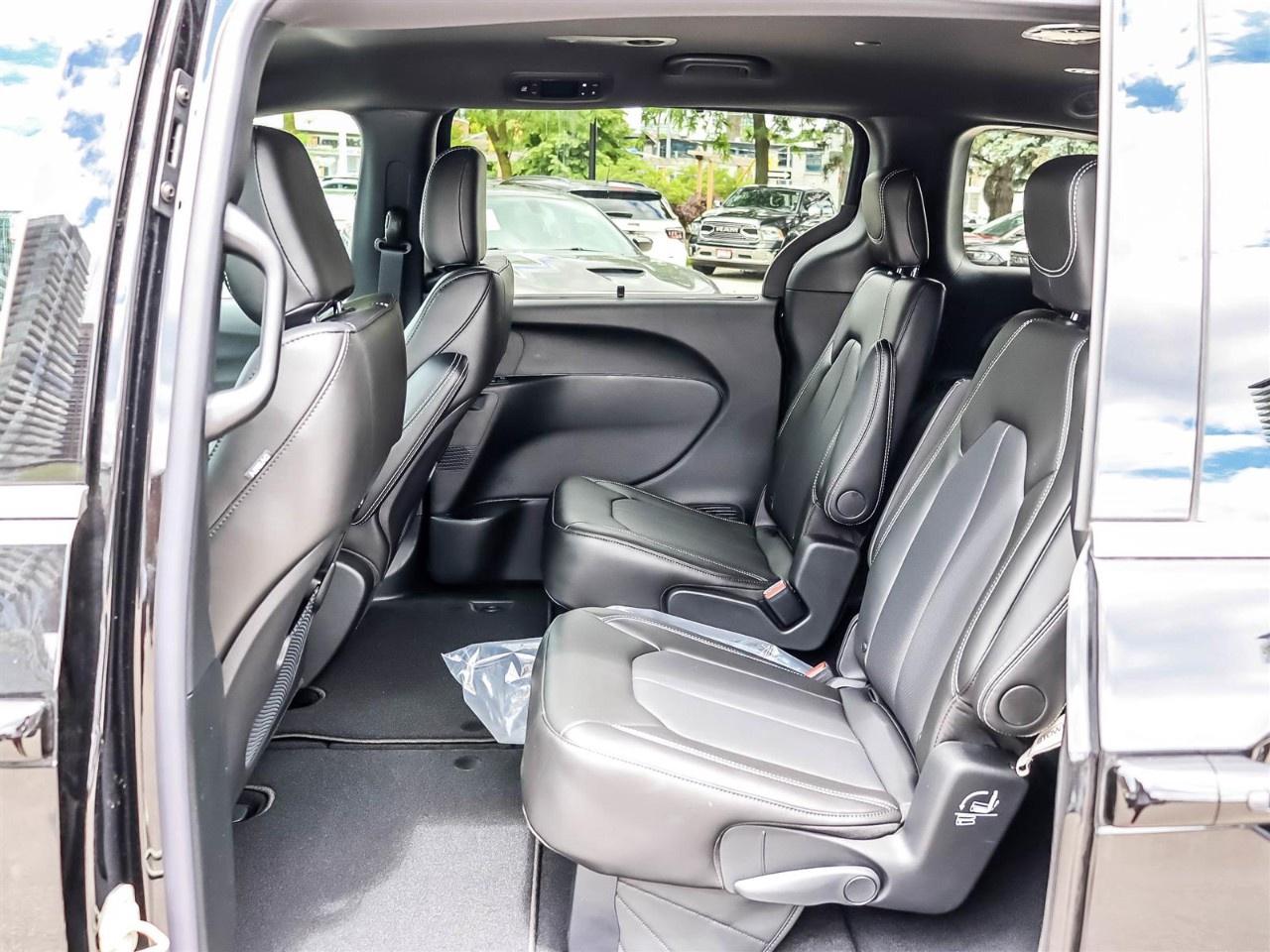 2027 Chrysler Pacifica Select AWD Photo