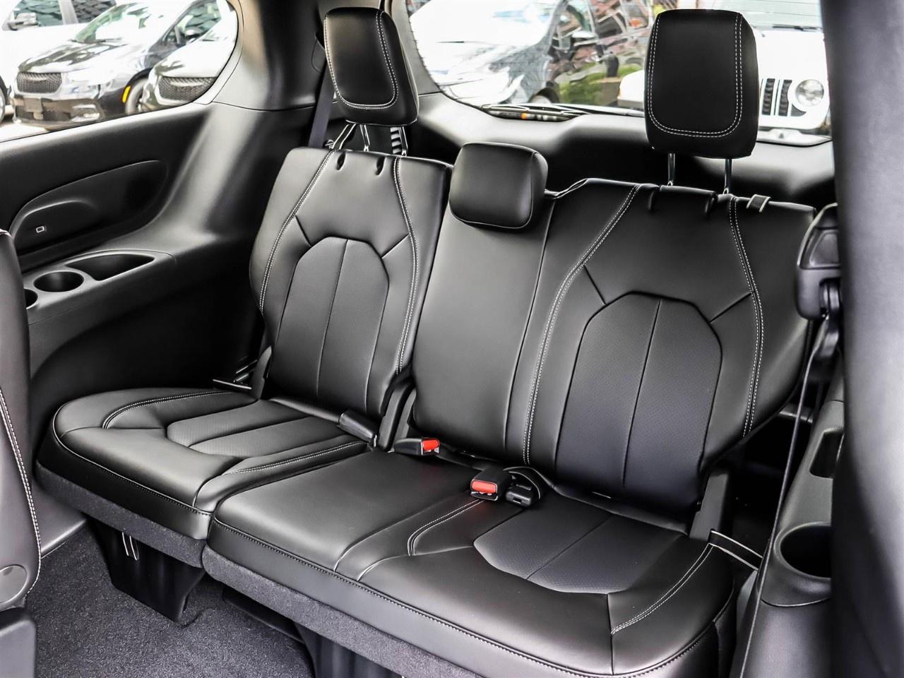 2027 Chrysler Pacifica Select AWD Photo
