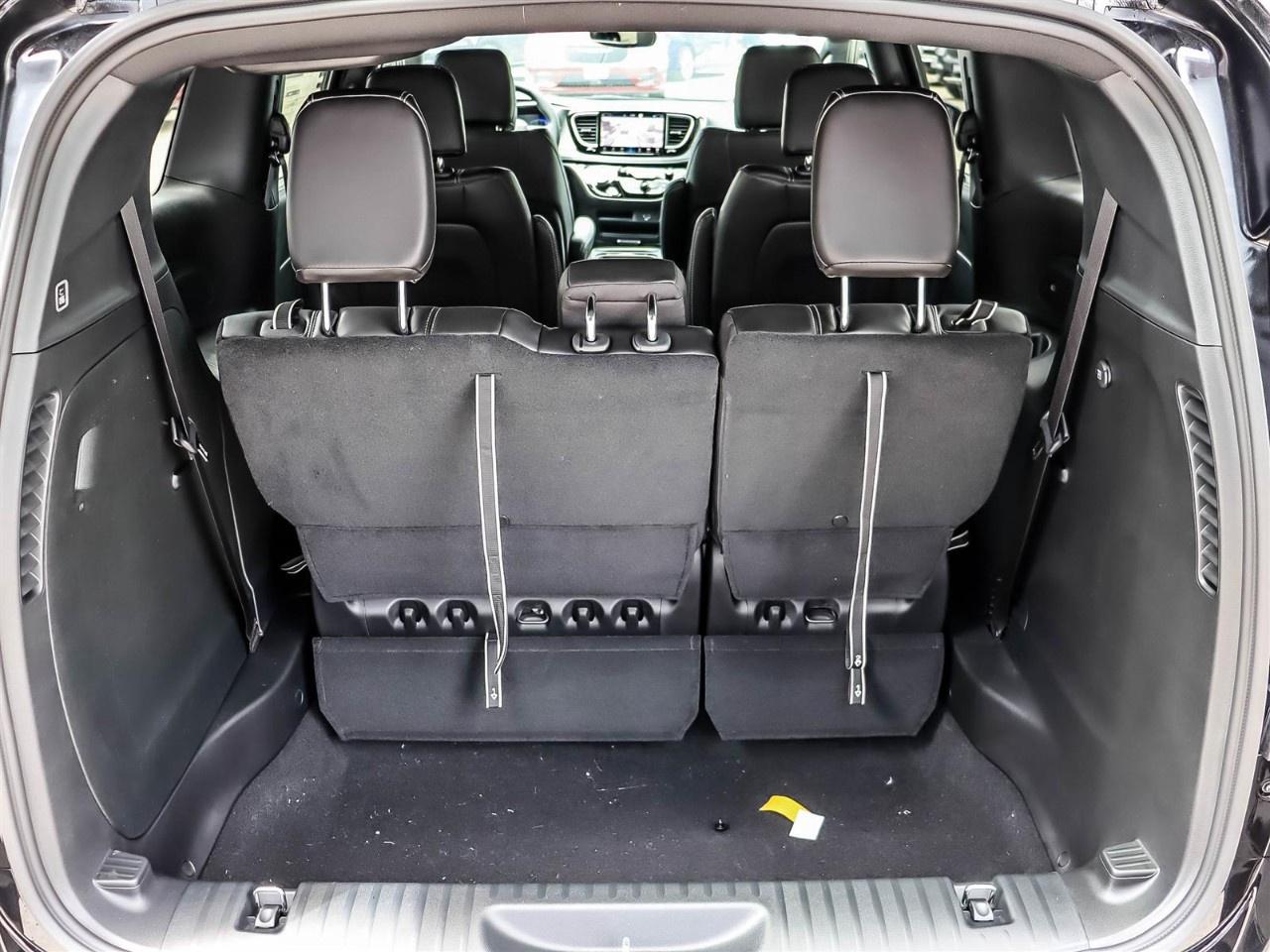 2027 Chrysler Pacifica Select AWD Photo