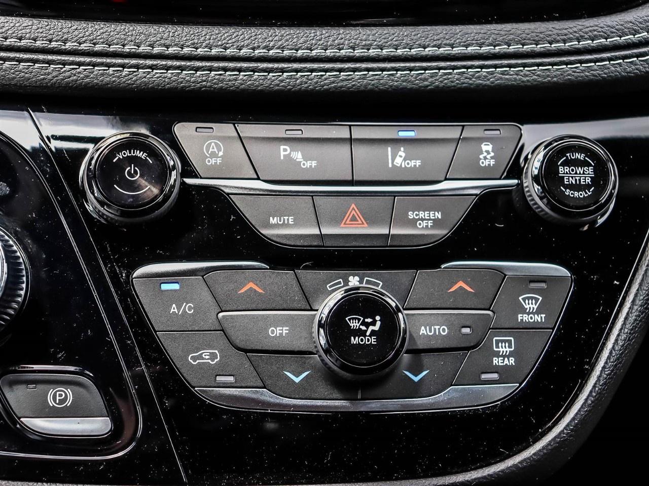 2027 Chrysler Pacifica Select AWD Photo