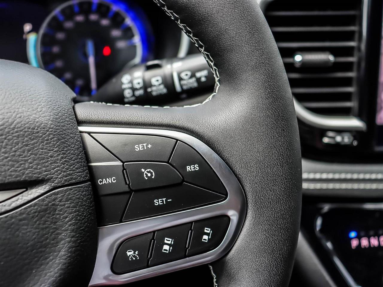 2027 Chrysler Pacifica Select AWD Photo