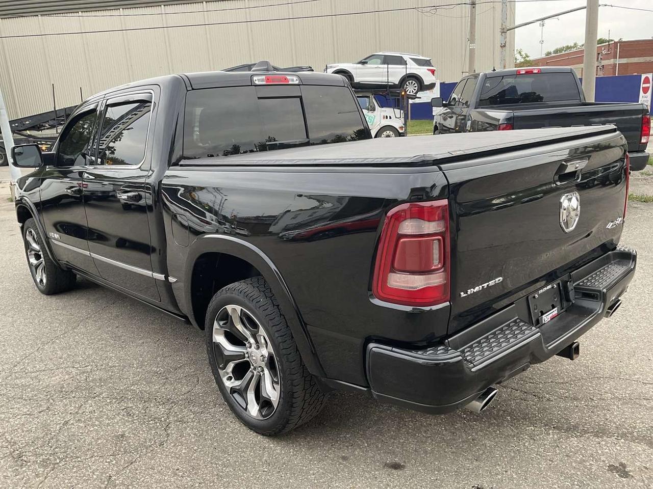 2022 RAM 1500 Limited Crew Cab SWB 4WD - LEATHER! NAV! BACK-UP CAM! BSM! PANO ROOF! Photo