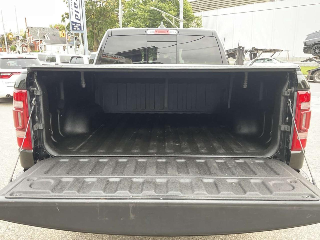 2022 RAM 1500 Limited Crew Cab SWB 4WD - LEATHER! NAV! BACK-UP CAM! BSM! PANO ROOF! Photo