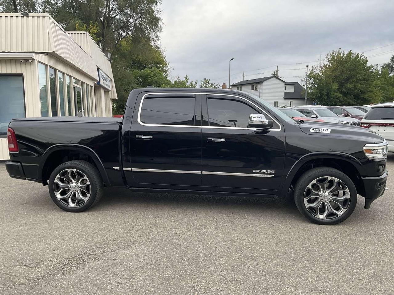 2022 RAM 1500 Limited Crew Cab SWB 4WD - LEATHER! NAV! BACK-UP CAM! BSM! PANO ROOF! Photo