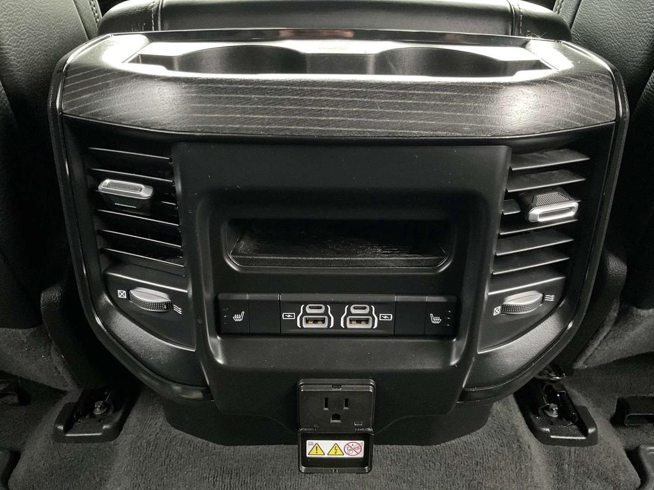2022 RAM 1500 Limited Crew Cab SWB 4WD - LEATHER! NAV! BACK-UP CAM! BSM! PANO ROOF! Photo