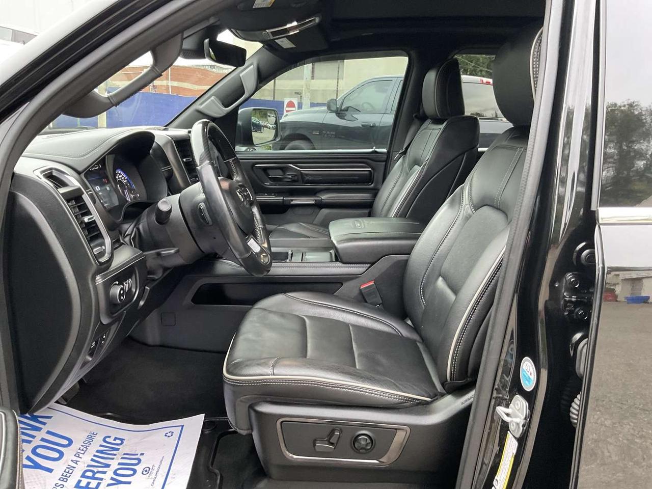 2022 RAM 1500 Limited Crew Cab SWB 4WD - LEATHER! NAV! BACK-UP CAM! BSM! PANO ROOF! Photo