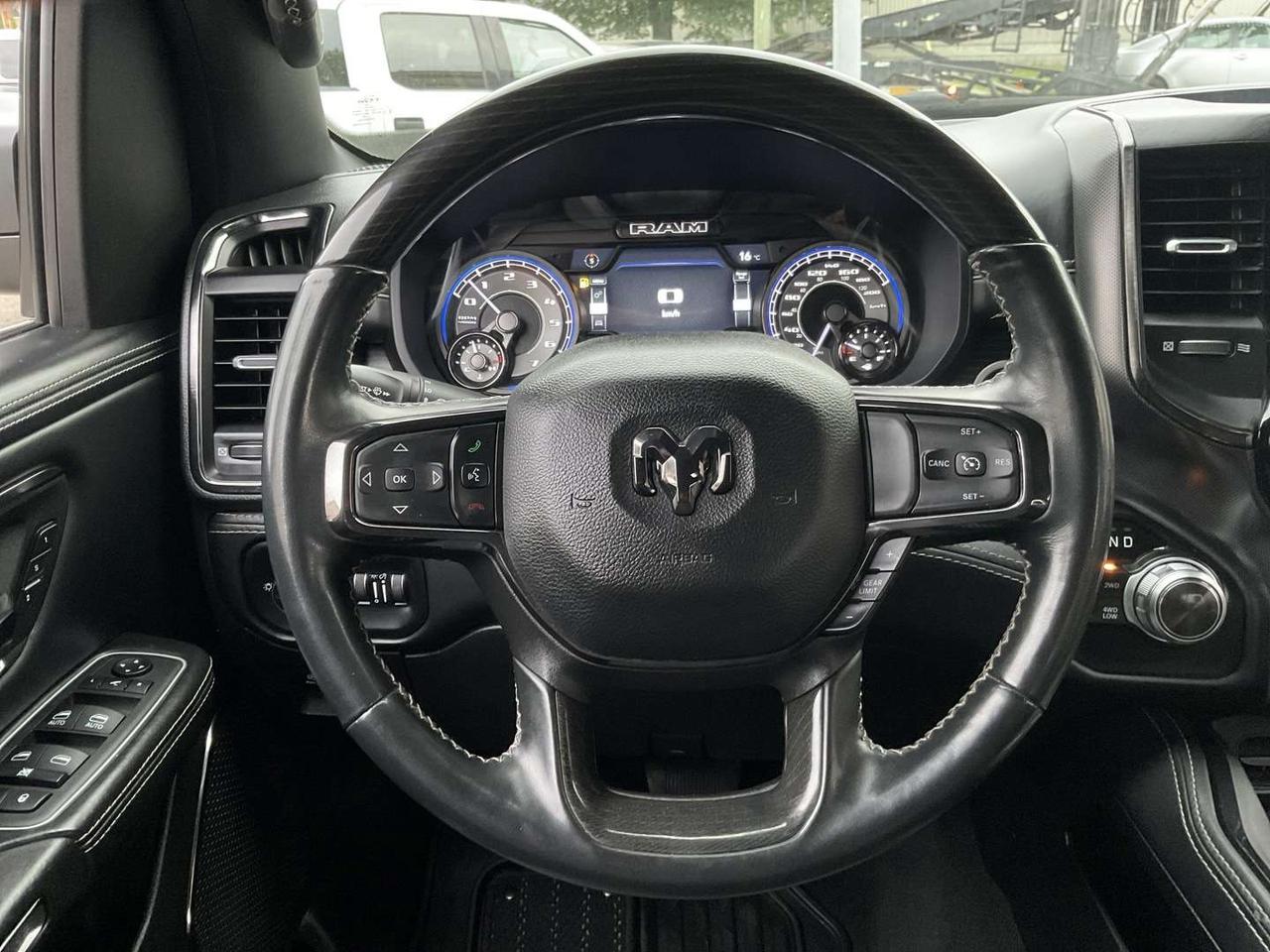 2022 RAM 1500 Limited Crew Cab SWB 4WD - LEATHER! NAV! BACK-UP CAM! BSM! PANO ROOF! Photo