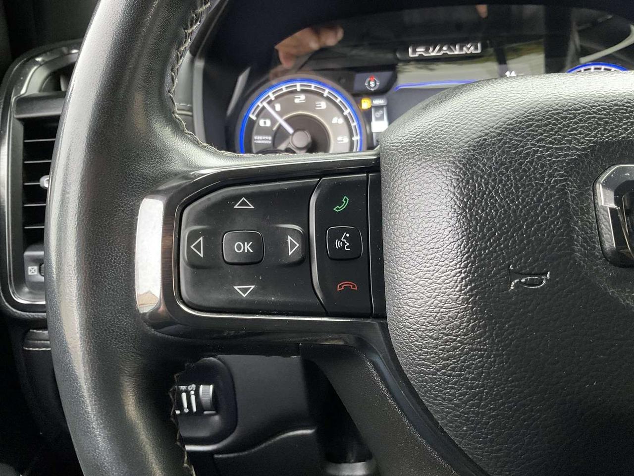 2022 RAM 1500 Limited Crew Cab SWB 4WD - LEATHER! NAV! BACK-UP CAM! BSM! PANO ROOF! Photo