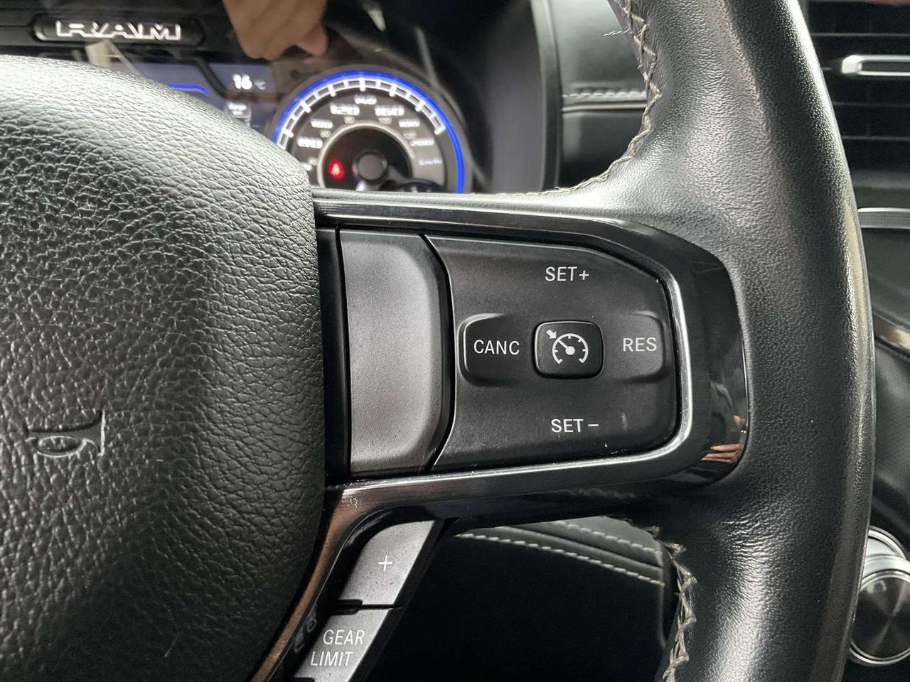 2022 RAM 1500 Limited Crew Cab SWB 4WD - LEATHER! NAV! BACK-UP CAM! BSM! PANO ROOF! Photo