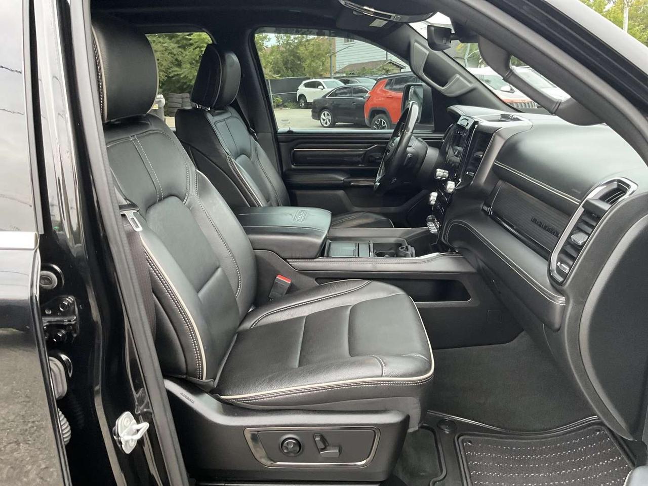 2022 RAM 1500 Limited Crew Cab SWB 4WD - LEATHER! NAV! BACK-UP CAM! BSM! PANO ROOF! Photo