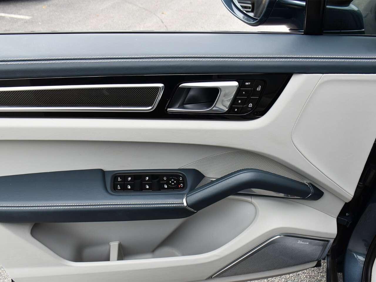 2019 Porsche Cayenne LOW KMS, BI-TURBO, 2 SETS OF PORSCHE ALLOYS Photo