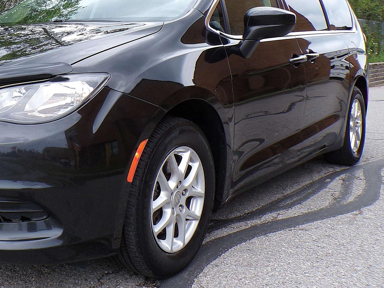 2019 Chrysler Pacifica TOURING STOW&GO 7-PASS CAMERA PWR SLIDING DOORS R. START Photo