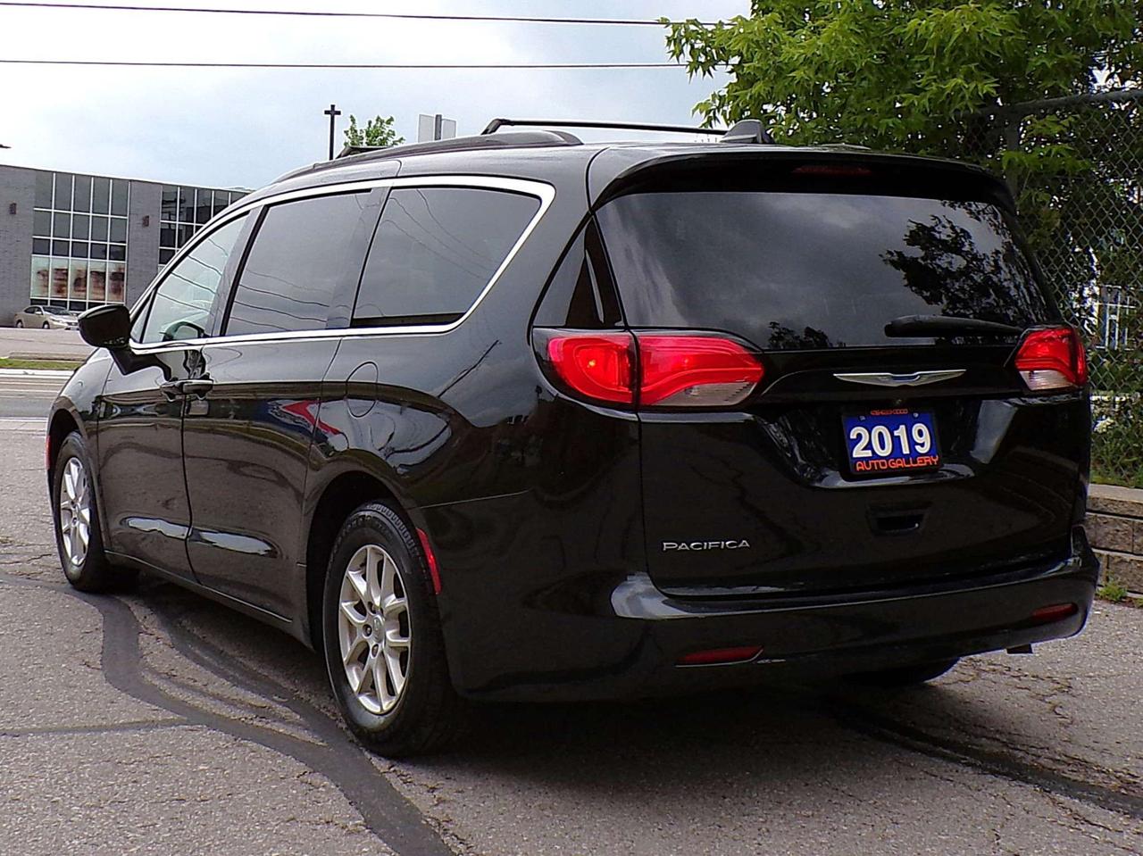 2019 Chrysler Pacifica TOURING STOW&GO 7-PASS CAMERA PWR SLIDING DOORS R. START Photo