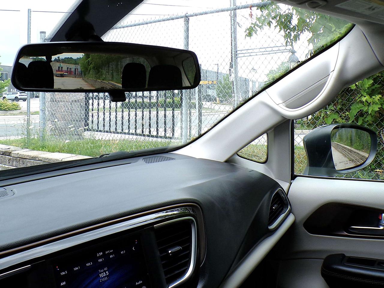 2019 Chrysler Pacifica TOURING STOW&GO 7-PASS CAMERA PWR SLIDING DOORS R. START Photo
