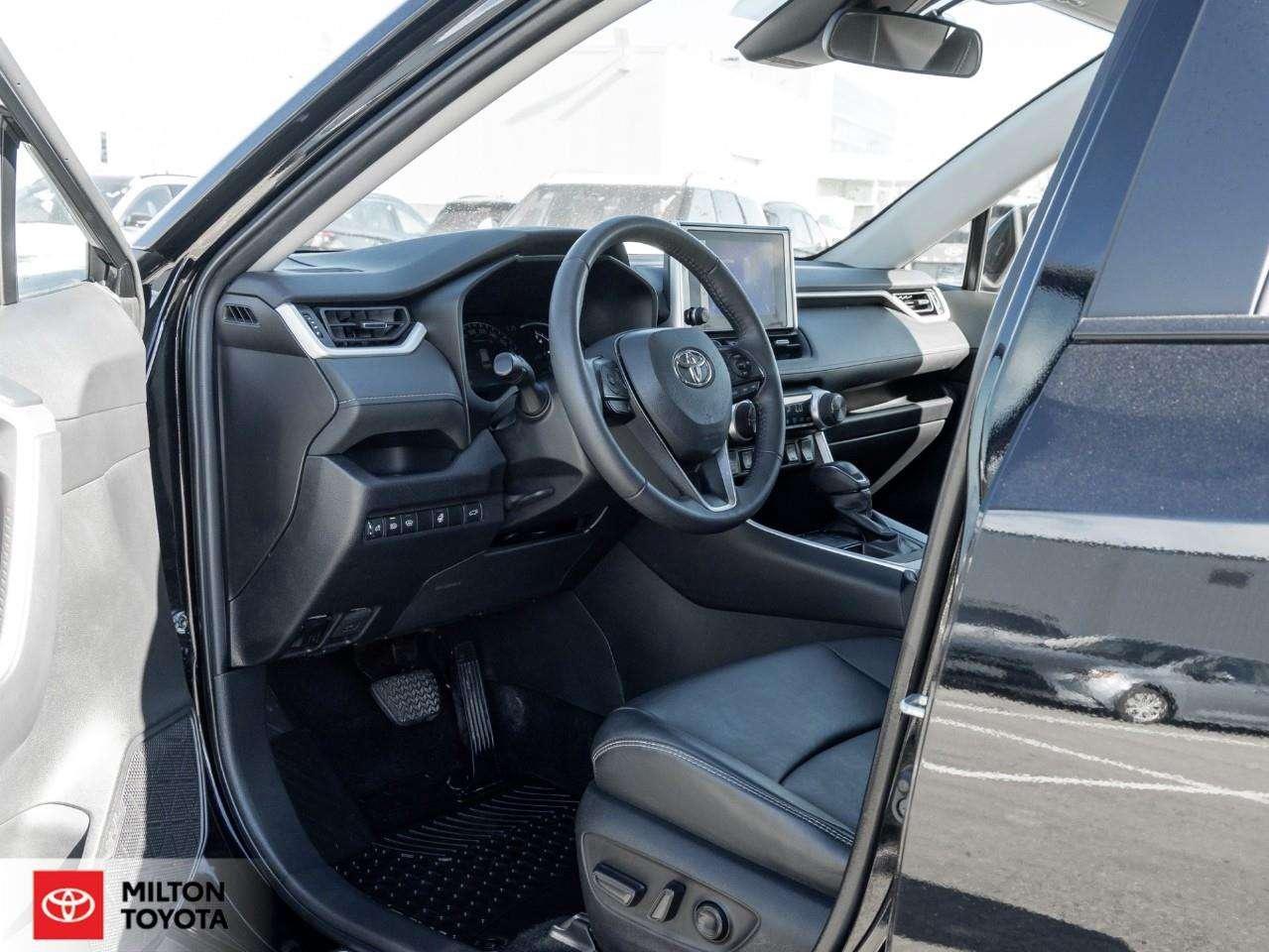 2024 Toyota RAV4 XLE PREMIUM AWD LEATHER SEATING SUNROOF CARPLAY ONE OWNER XLE Photo