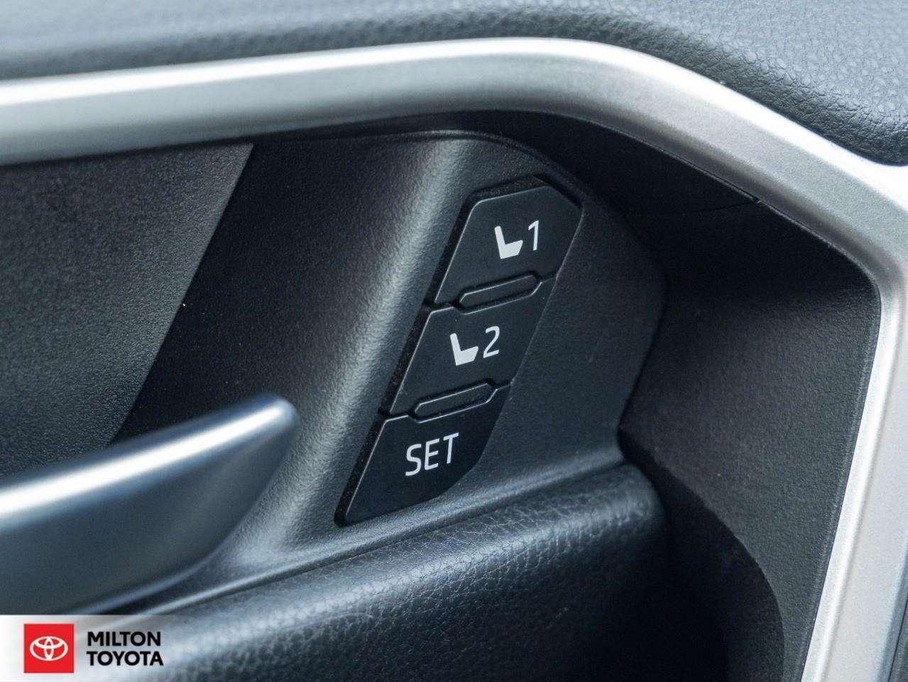 2024 Toyota RAV4 XLE PREMIUM AWD LEATHER SEATING SUNROOF CARPLAY ONE OWNER XLE Photo