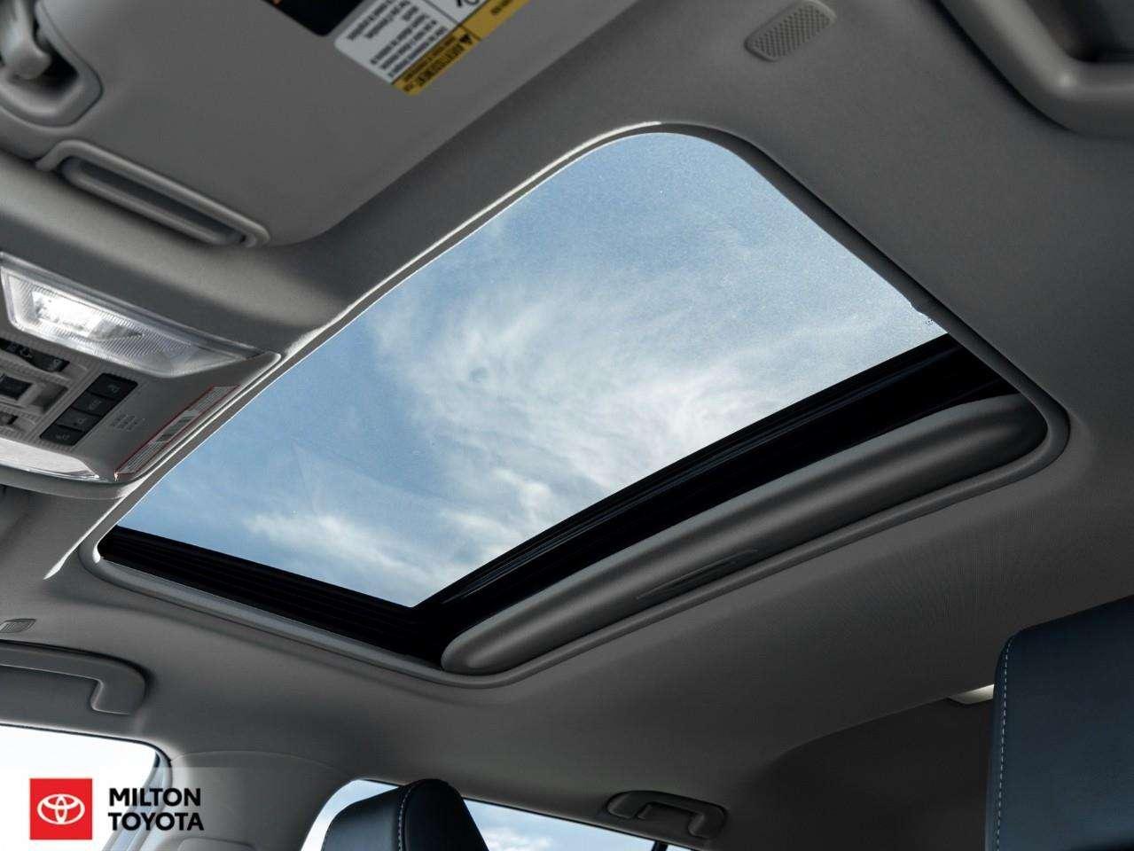 2024 Toyota RAV4 XLE PREMIUM AWD LEATHER SEATING SUNROOF CARPLAY ONE OWNER XLE Photo