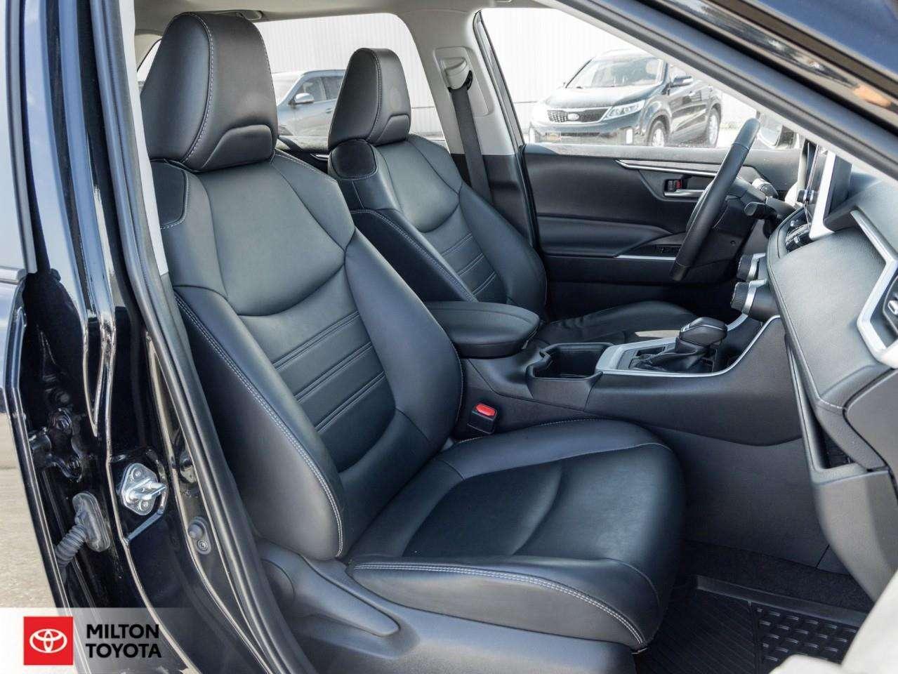 2024 Toyota RAV4 XLE PREMIUM AWD LEATHER SEATING SUNROOF CARPLAY ONE OWNER XLE Photo