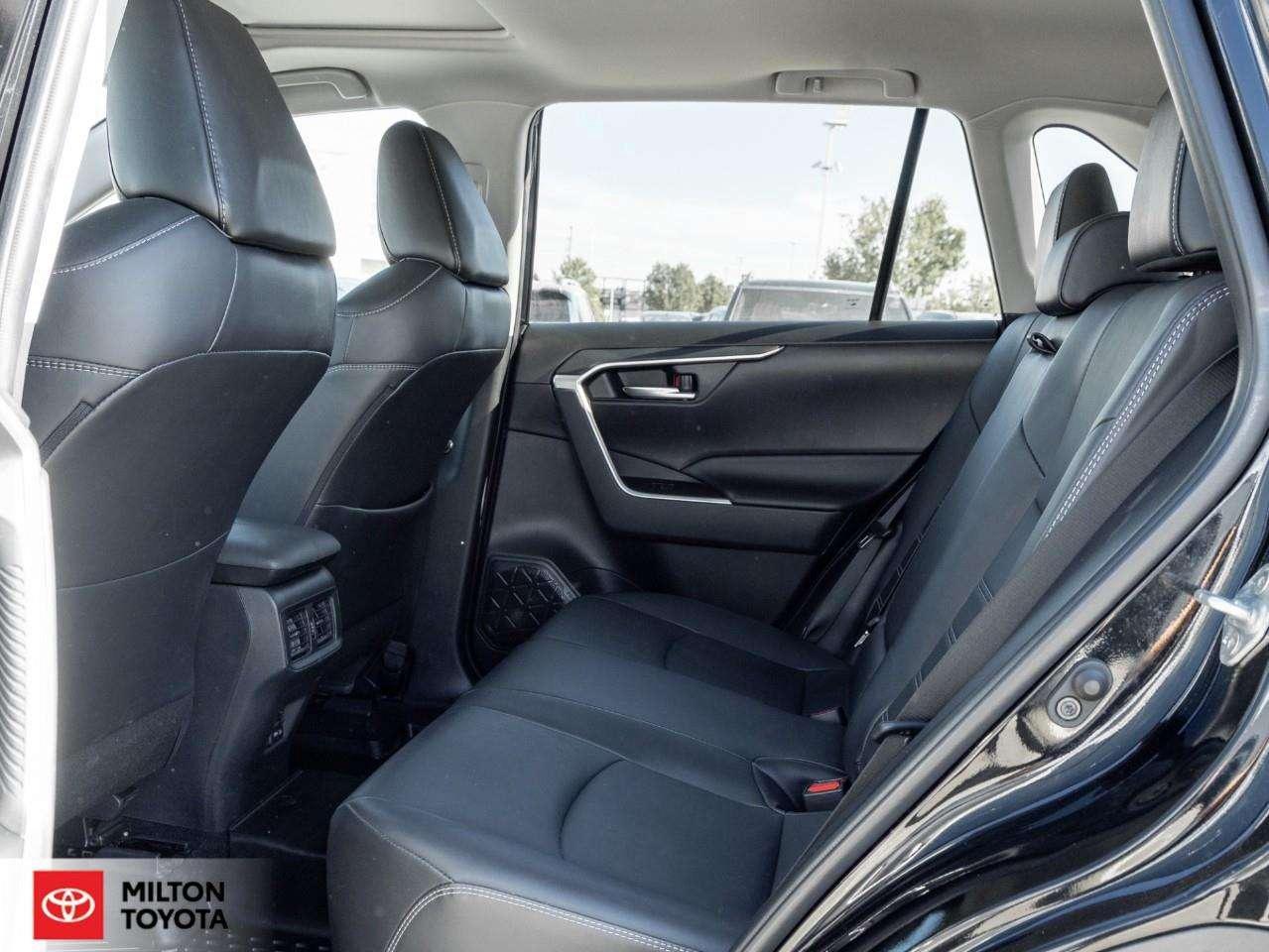 2024 Toyota RAV4 XLE PREMIUM AWD LEATHER SEATING SUNROOF CARPLAY ONE OWNER XLE Photo
