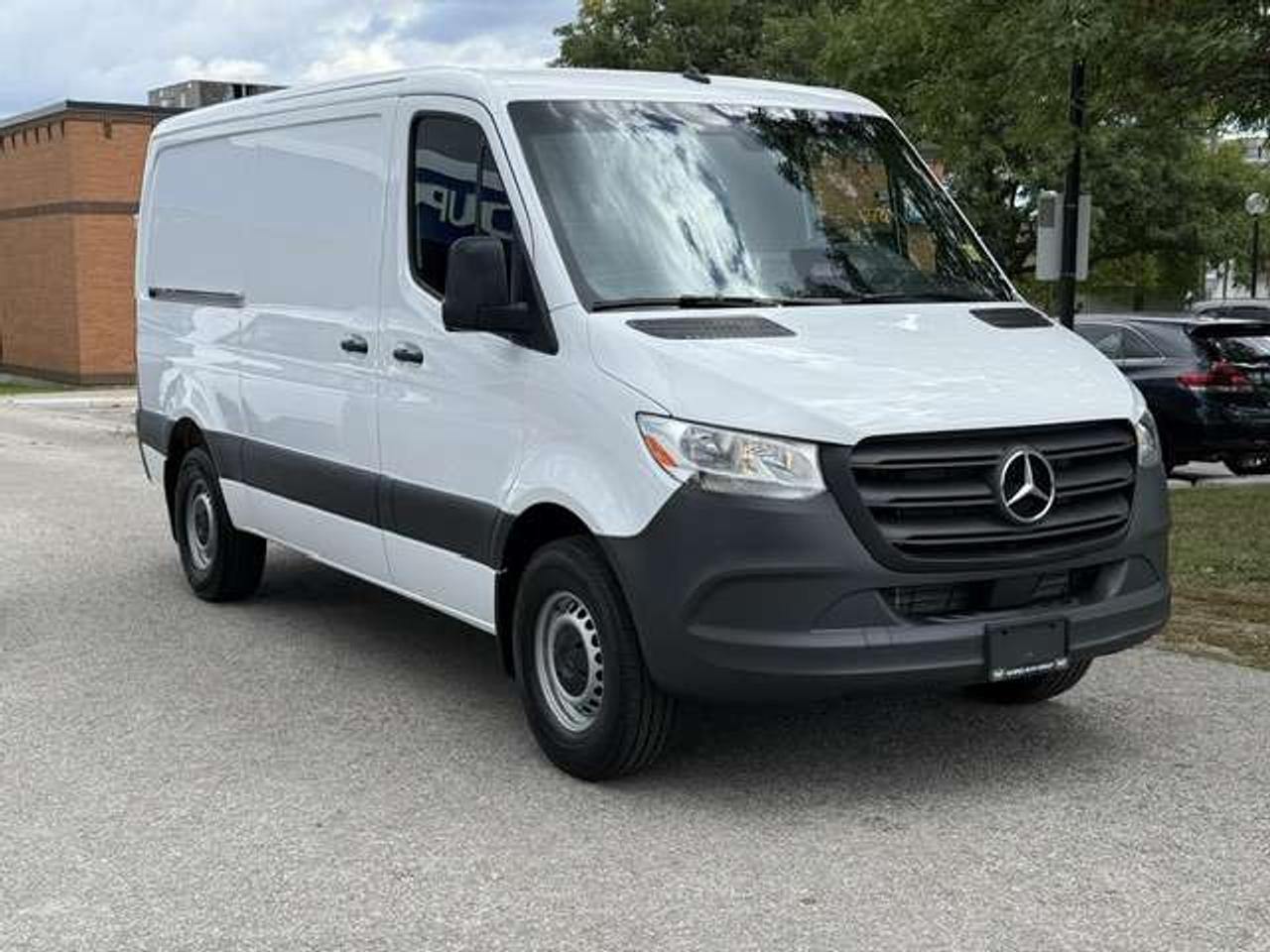2025 Mercedes-Benz Sprinter LikeNew! Only6,182km 144WheelBaseLowRoof Warranty Photo1